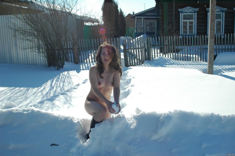 Голые бабы зимой на улице
