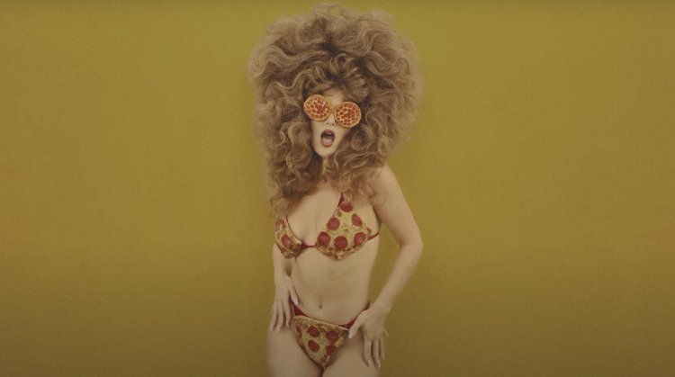 Солистка little big Соня Таюрская