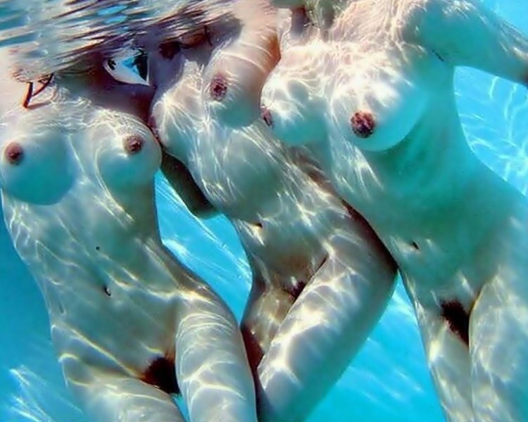 Голые женщины и парень в воде