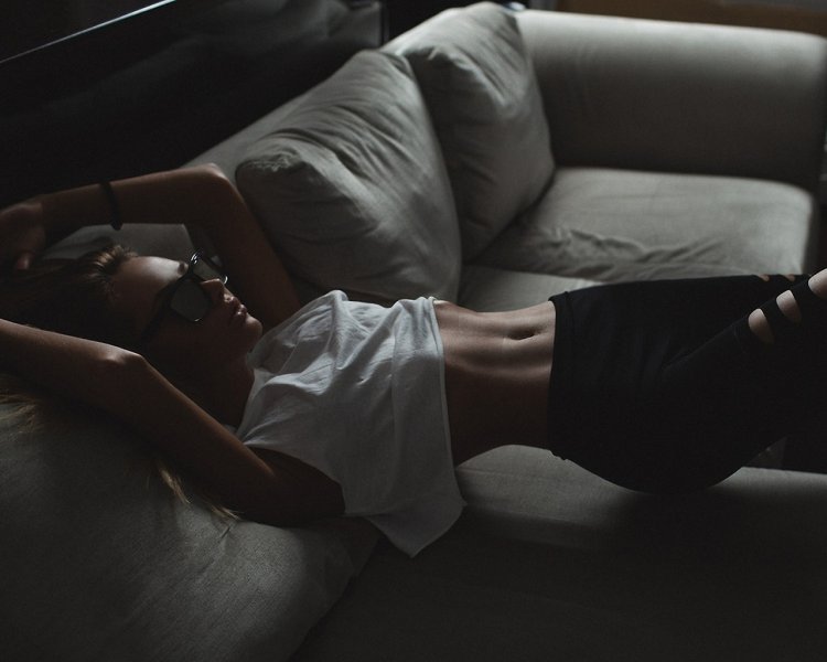 Ноги девушки в джинсах