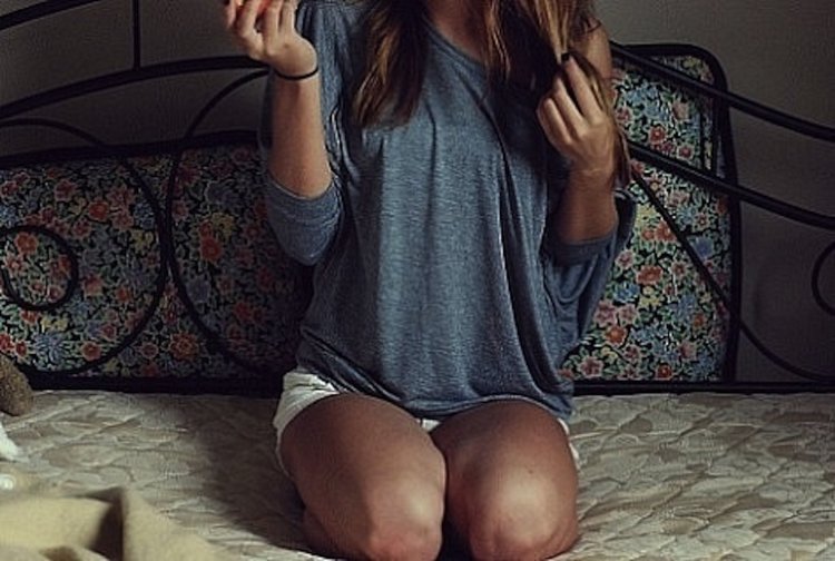 Худая девушка в шортах и футболке