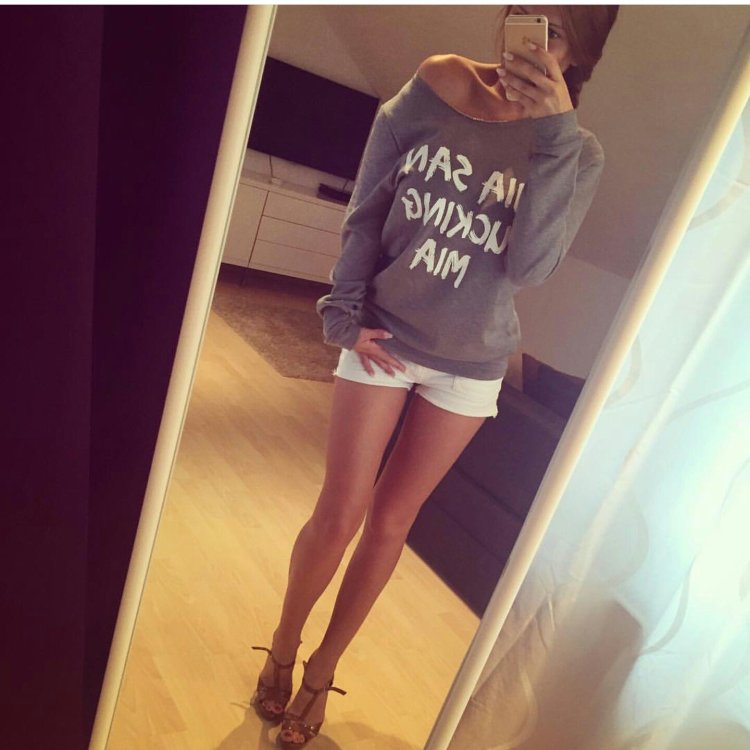 Девушка в пижаме без лица