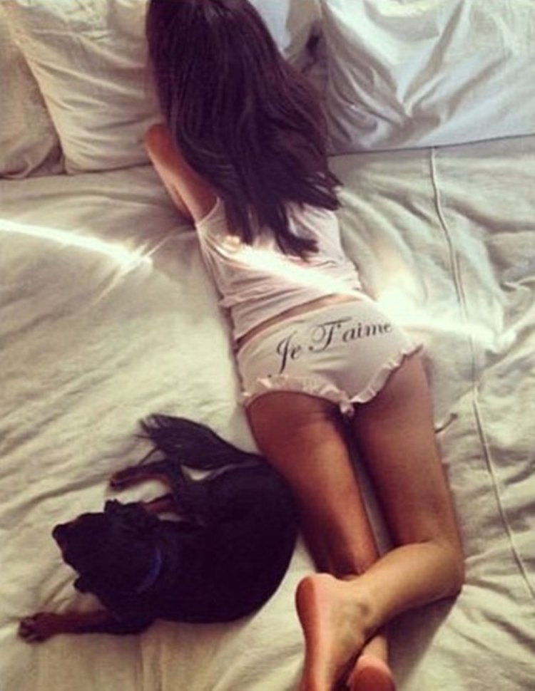 Девушка курит лежа