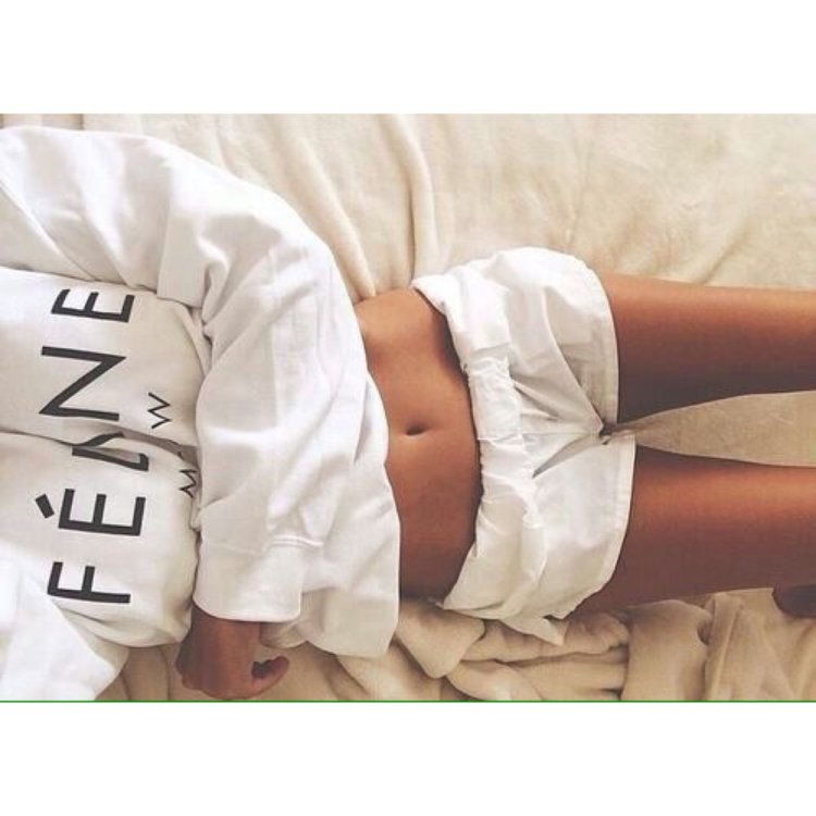 Девушка на кровати с подушкой