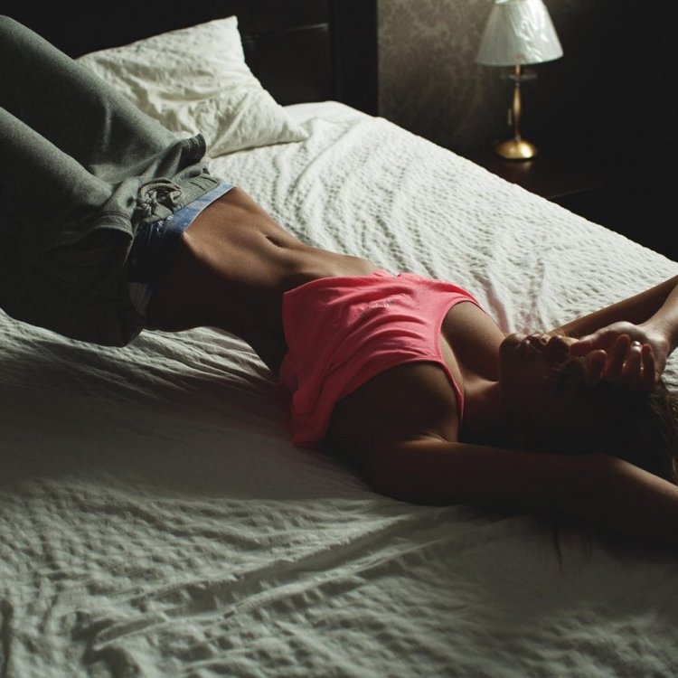 Девушка в кровати без лица