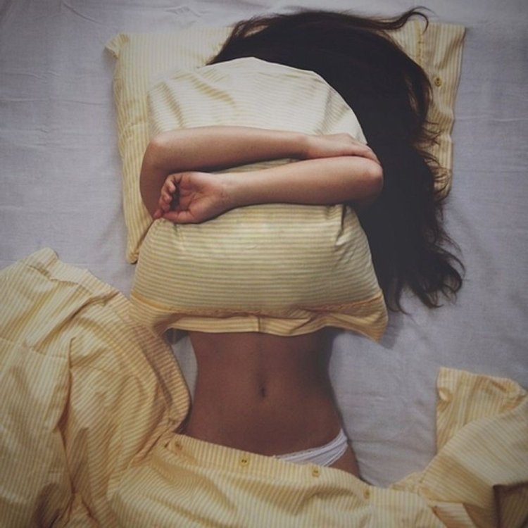 Брюнетка в мужской рубашке со спины