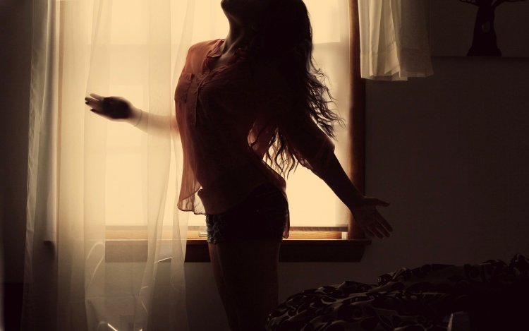 Девушка брюнетка с длинными волосами чб