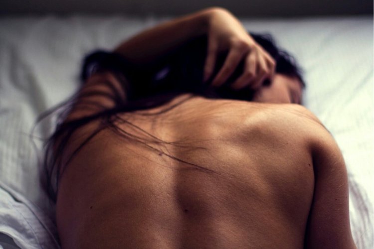 Девушка брюнетка в Нижнем белье без лица