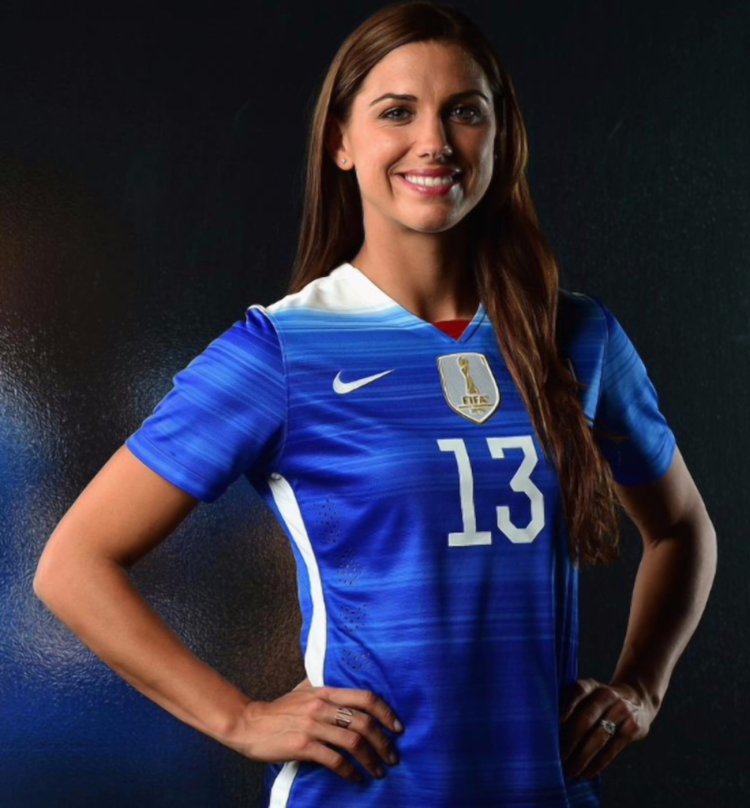 Алекс Морган в купальнике