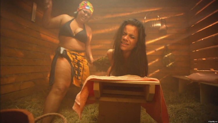 Женские голые ножки в сауне