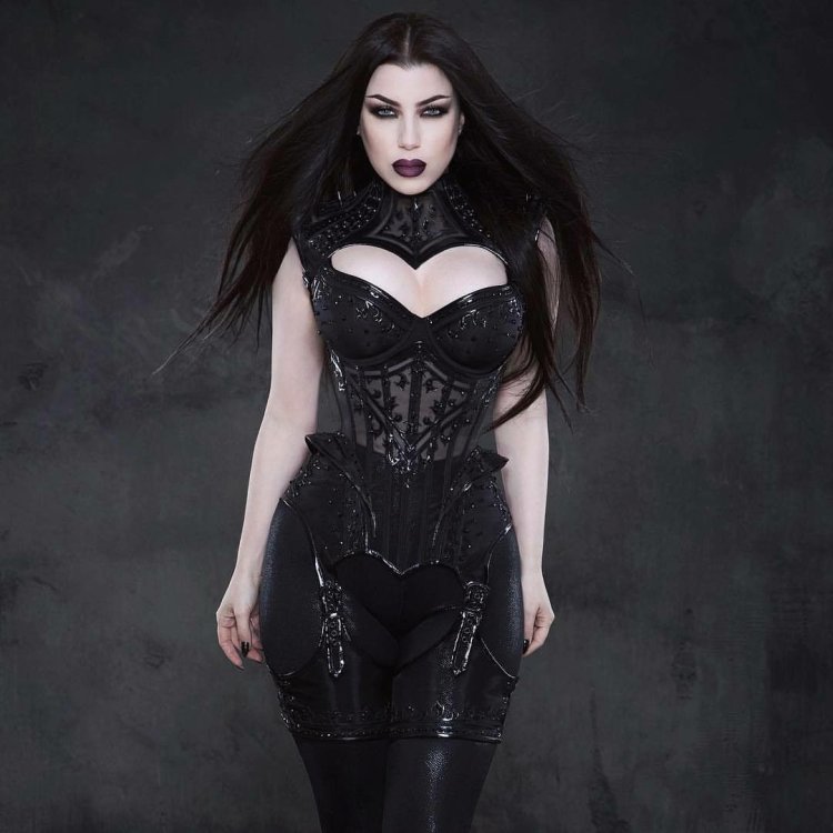 Энн Хэтэуэй в готическом стиле