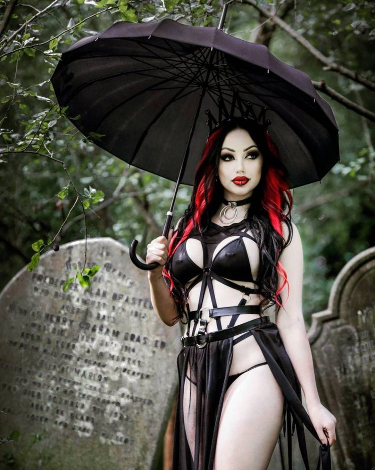 Готы девушки полураздетые