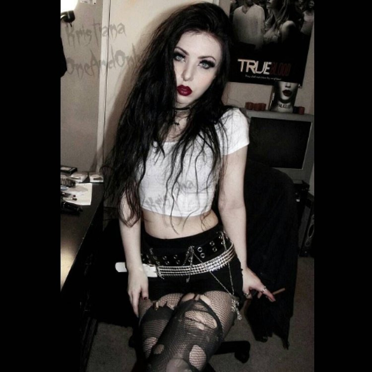 Девочка готка с большими формами