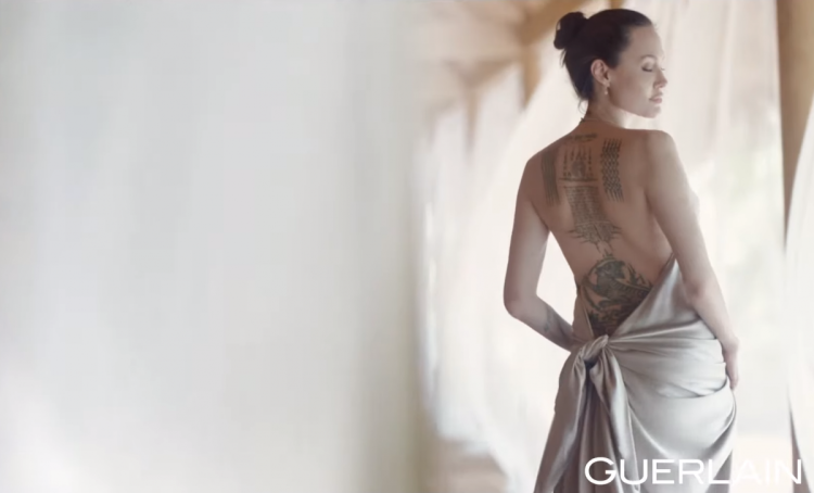 Анджелина Джоли в черном купальнике