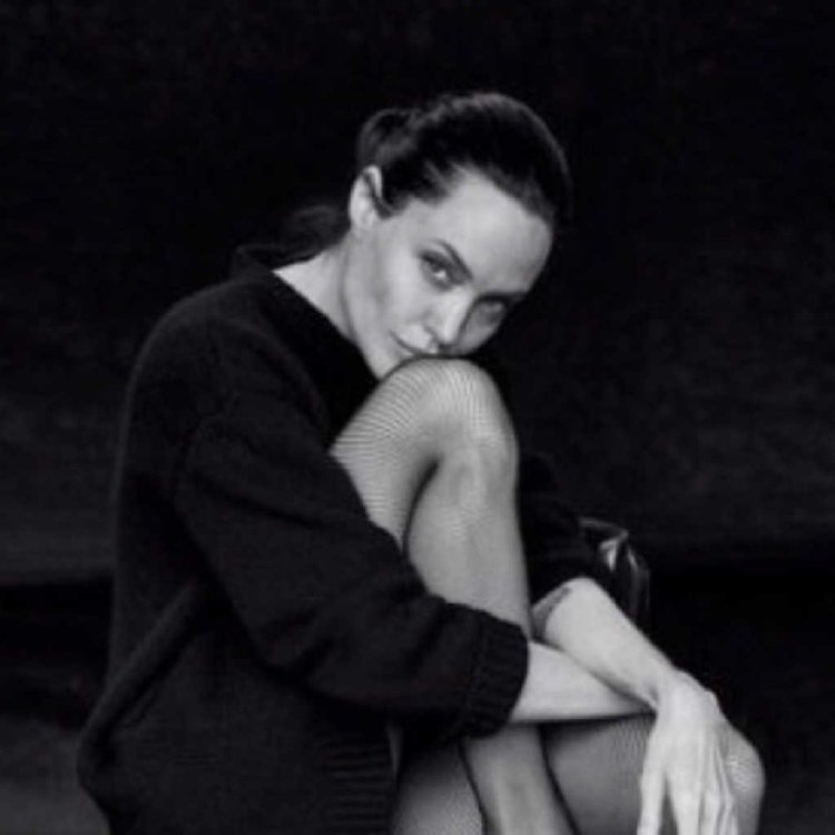 Фотосессия Анджелины Джоли в душе