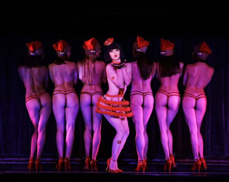 Голые женщины в театре кабаре