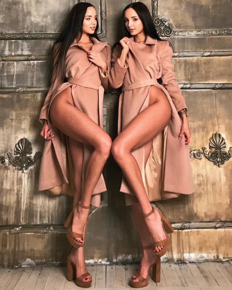 Аделина и Алина Фатхеевы в чулках