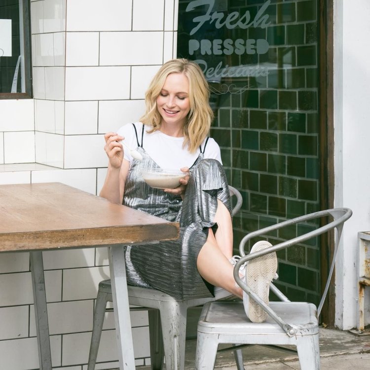 Кэндис Аккола на стуле