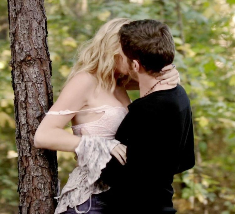 Кэндис Аккола босиком