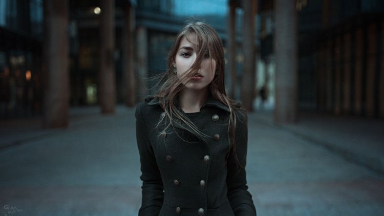 Девушка в пальто и чулках