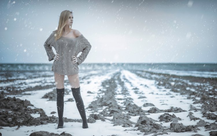 Брюнетка в кожаной куртке