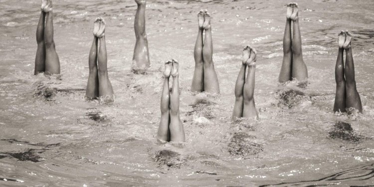 Синхронное плавание голышом