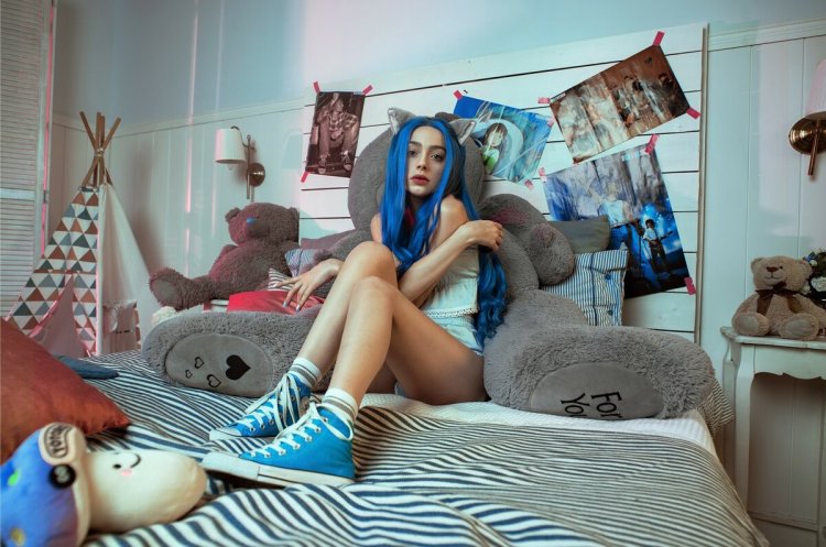 Мэйби Бэйби в купальнике