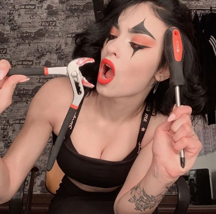 Голая грудь тиктокерши