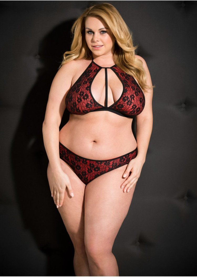 Виктория Ломба в платье