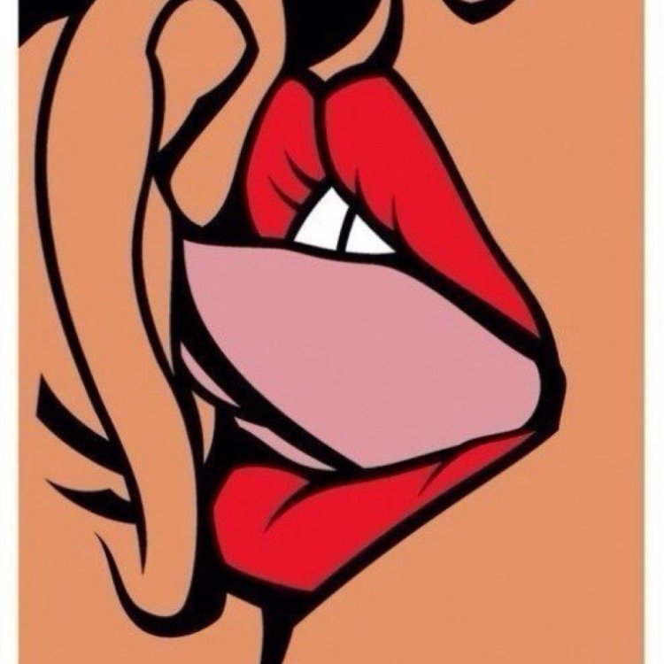 Смайлиш с закусанной губой