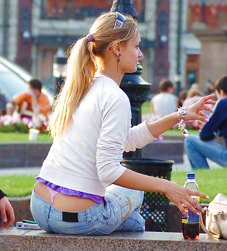 Короткие юбки на улице