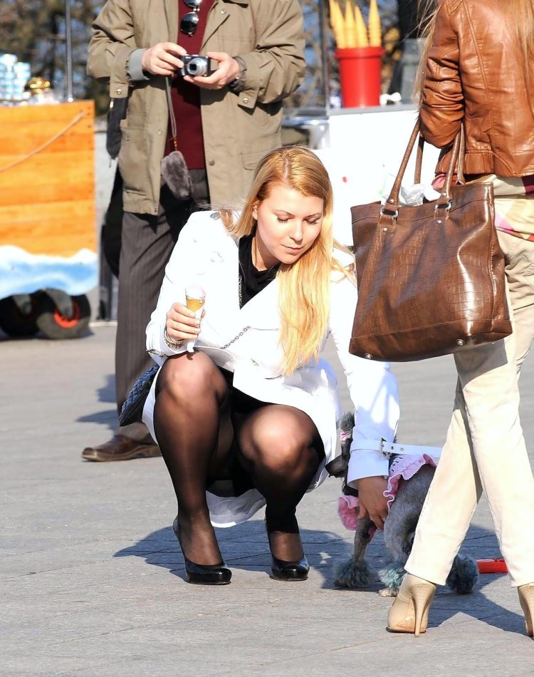 Мини юбки в метро