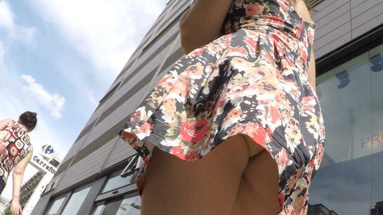 Девушки в чулках под юбкой