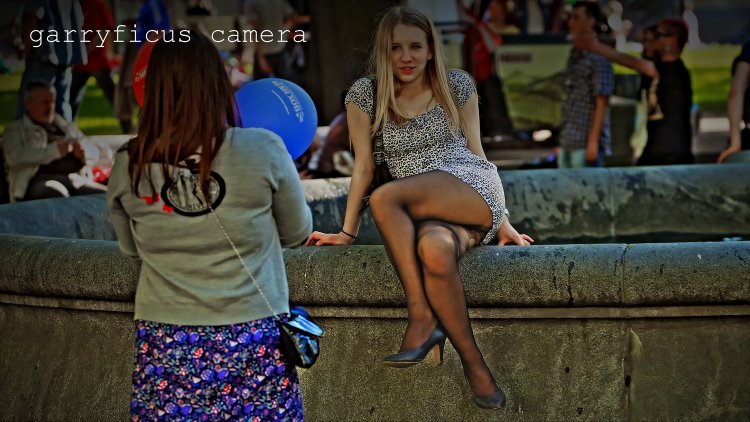 Задралась юбка от ветра