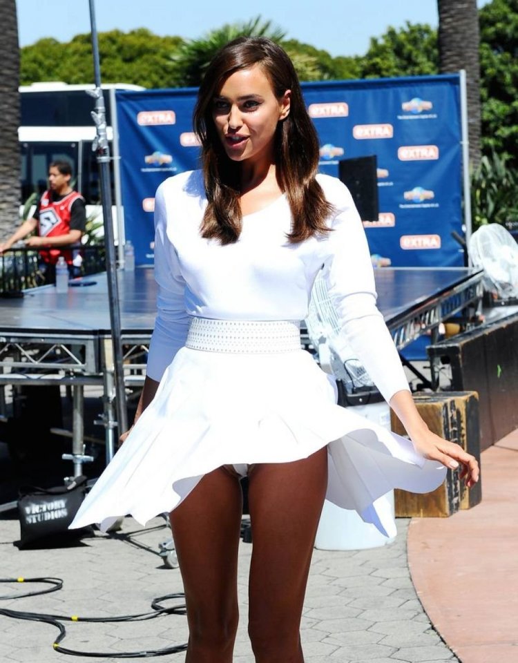 Девушки засветили трусики