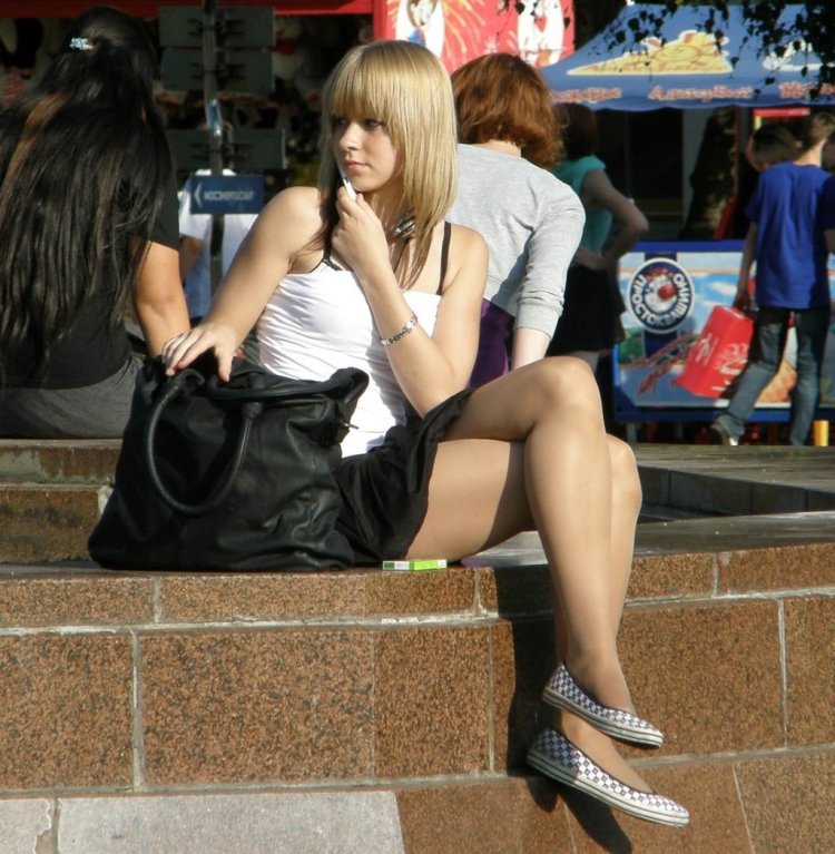 Поглядывая под платье