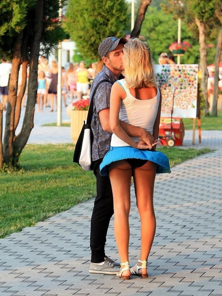 Колготки под юбкой в метро