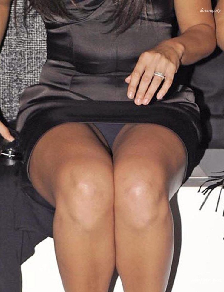 Черные трусики под юбкой