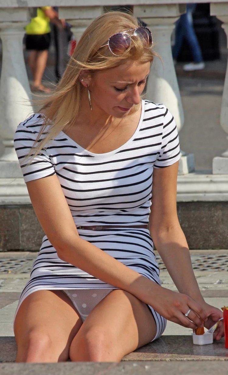 Заглядываем девушкам под юбки