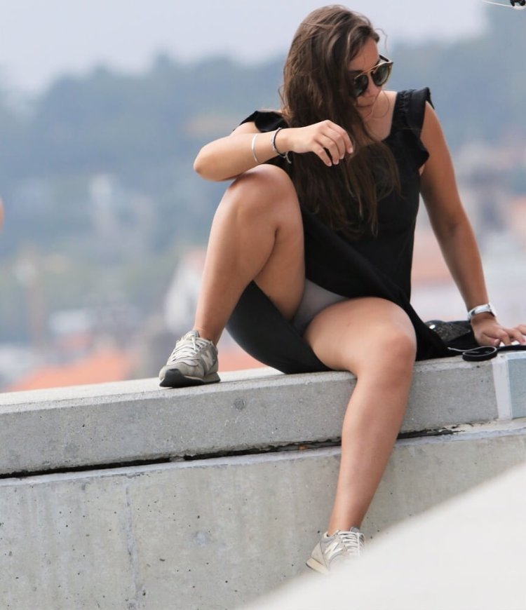 Девушки в трусах на корточках