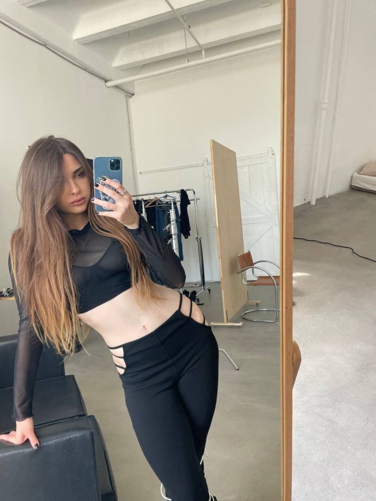 Стримерша Indiefoxx в бассейне