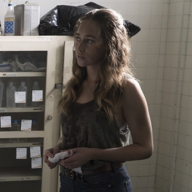 Алисия дебнем-Керри в полный рост