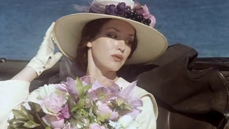 Анна Самохина брюнетка за 30