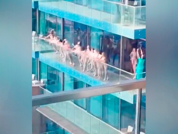 Девушки в Дубае на балконе