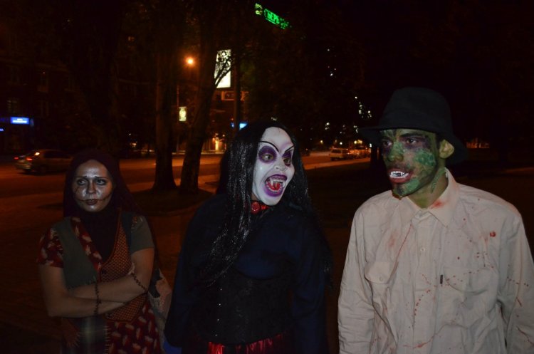 Игры про зомби женщина с красными волосами