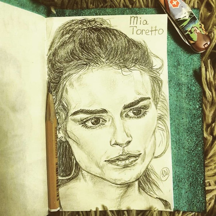 Джордана Брюстер в рубашке