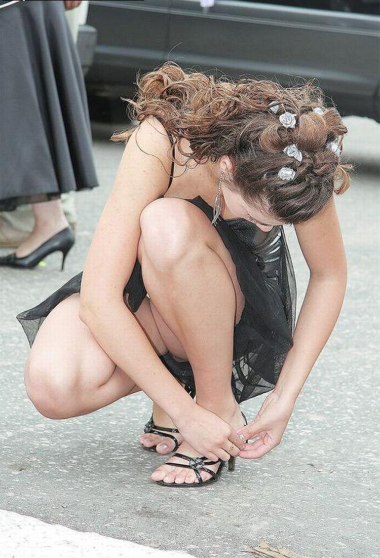 Без трусиков под платьем