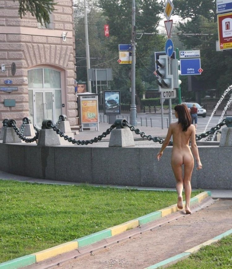 Голая женщина бежит по улице