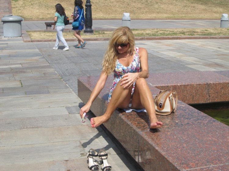 Девушки без трусов под юбкой