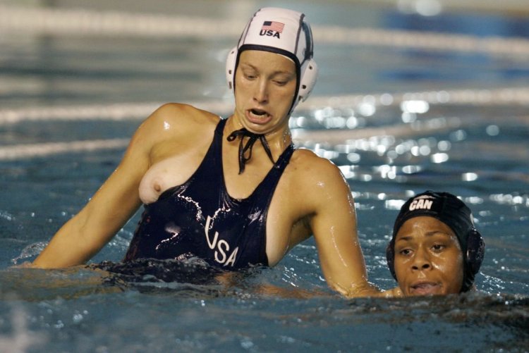 Голые болельщицы на стадионе